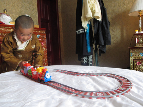 第六世德珠活佛坐床后第一次在拉薩禮佛、參觀