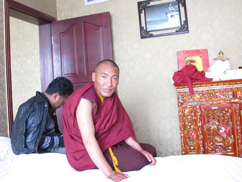 第六世德珠活佛坐床后第一次在拉薩禮佛、參觀