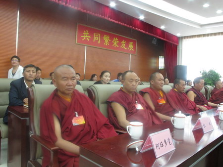 西藏自治區(qū)舉行各族各界人士座談會(huì)慶祝西藏和平解放60周年