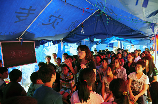 云南彝良災區(qū)民族中學“帳篷學校”開課
