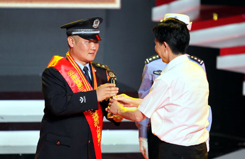 昆明鐵路公安處廣通站派出所所長(zhǎng)呂剛當(dāng)選云南省第三屆“百姓最喜愛的人民警察”