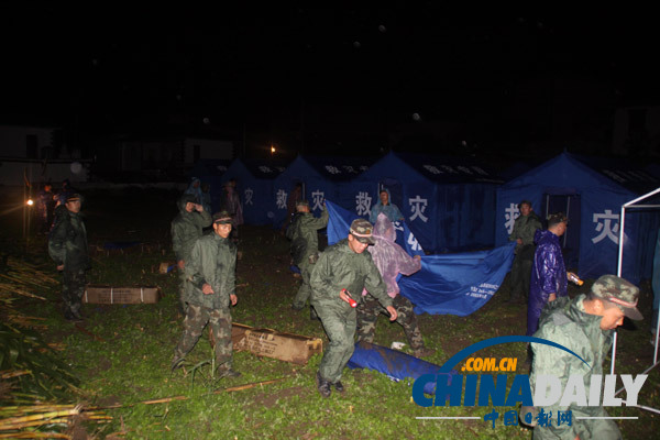 迪慶：武警云南總隊百余名官兵冒雨晝夜奮戰(zhàn)災區(qū)搶險救災