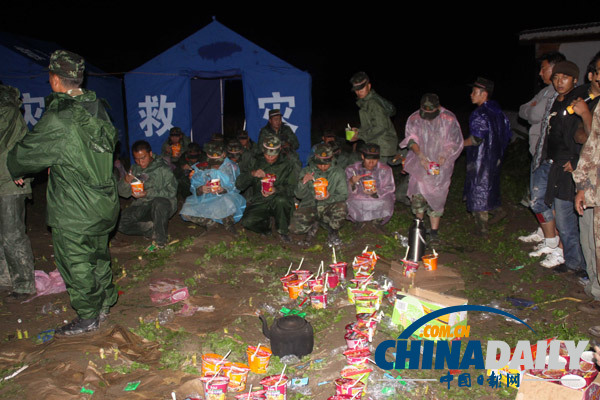 迪慶：武警云南總隊百余名官兵冒雨晝夜奮戰(zhàn)災區(qū)搶險救災