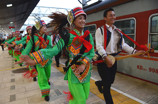 云南：“石林號(hào)”旅游列車開行