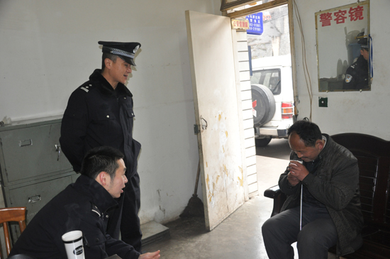 盲人男子為訪友冒險(xiǎn)走鐵路 昆明鐵警盡職責(zé)暖心現(xiàn)其愿