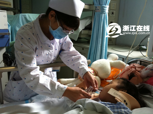 每次進(jìn)奶量增至30毫升 妞妞進(jìn)入康復(fù)治療階段