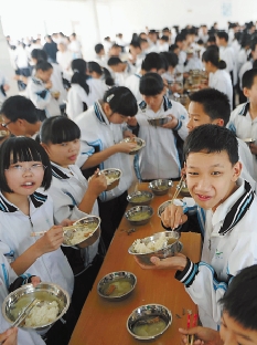 杭州一中學學生食堂千余孩子 每天站著吃午飯