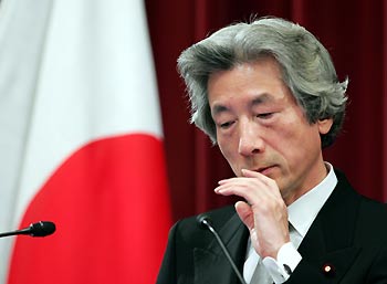 Japanese Prime Minister Junichiro Koizumi speaks at a New Year's news conference at the premier's official residence in Tokyo January 4, 2006.