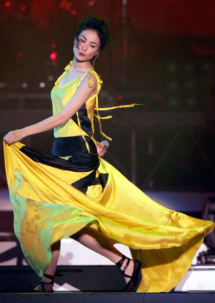Ice beauty Faye Wong sings in Taipei