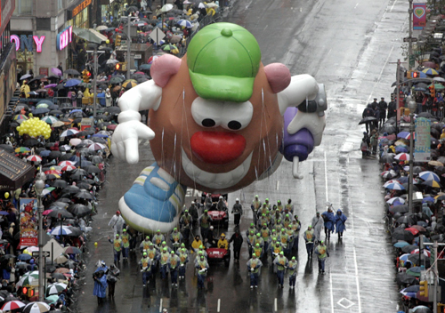 美國(guó)感恩節(jié)花車大游行 紐約人看氣球風(fēng)雨無(wú)阻