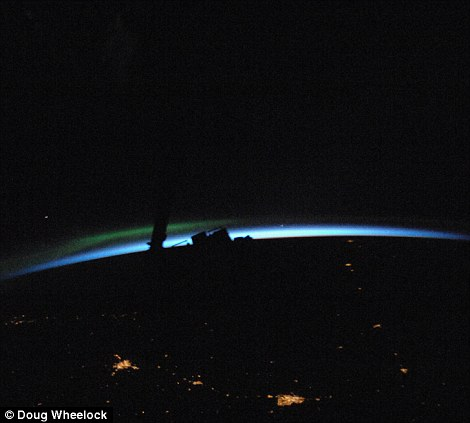 國(guó)際空間站發(fā)布地球夜景照 名城燈火賽繁星