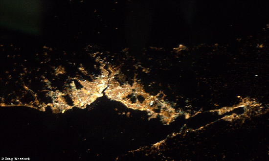 國(guó)際空間站發(fā)布地球夜景照 名城燈火賽繁星