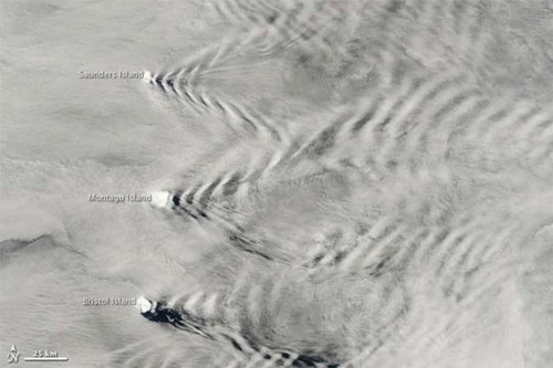 美國宇航局衛(wèi)星拍下海島移動奇異景觀