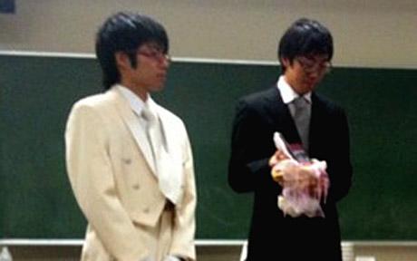 日本男子舉行隆重儀式與電腦游戲人物結(jié)婚