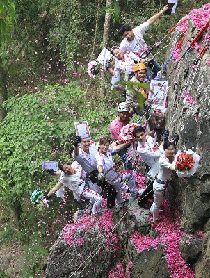 泰國(guó)情侶情人節(jié)前婚禮別出心裁 “上天入海”花樣百出
