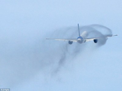 英國(guó)波音757客機(jī)空中漏油 231名乘客驚魂