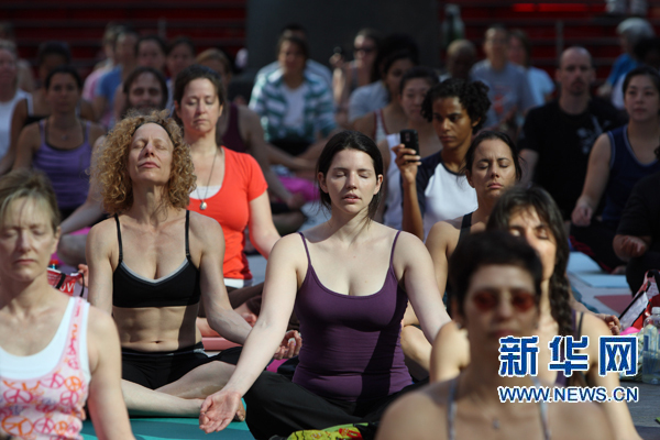 紐約時報(bào)廣場千人集體瑜伽迎接夏至(組圖)