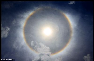 英國(guó)海灘上空驚現(xiàn)幻日奇觀 似“巨眼”俯視人間