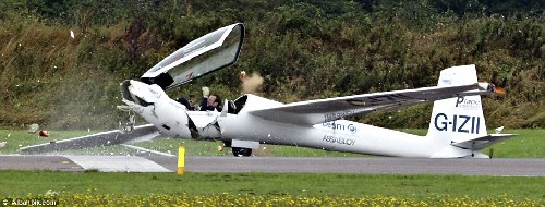 英滑翔機(jī)表演時垂直撞向跑道 飛行員奇跡逃生