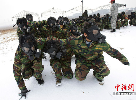 組圖：韓國(guó)中小學(xué)生赤膊在雪地中軍訓(xùn)