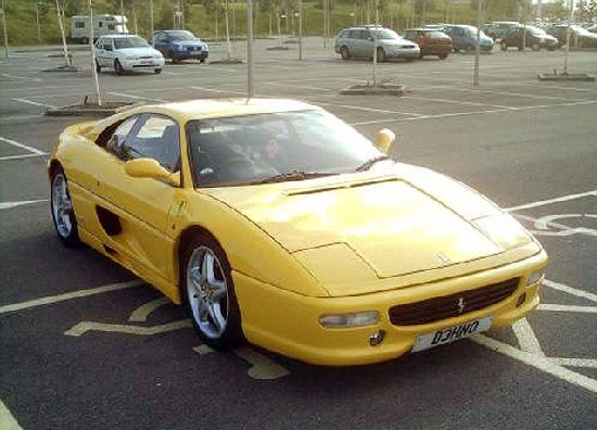 亂停車(chē)惹公憤 英網(wǎng)站曝光缺德豪華車(chē)司機(jī)