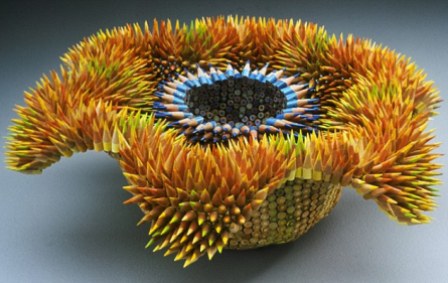 創(chuàng)意無限！美國(guó)女雕塑家巧手縫出奇特鉛筆工藝品