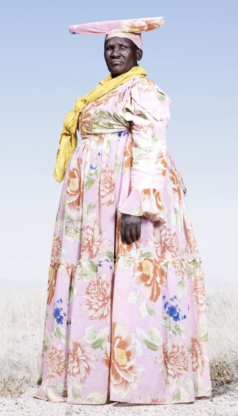 非洲部族仍穿戴19世紀(jì)服飾 銘記種族血淚歷史