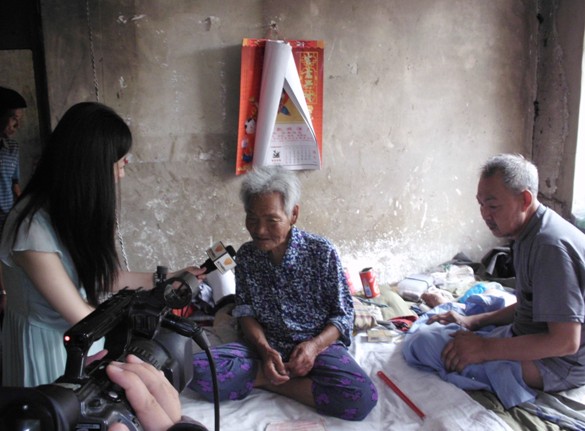 語信“周行一善”信守公益,萬元捐贈山東90歲拾荒老母