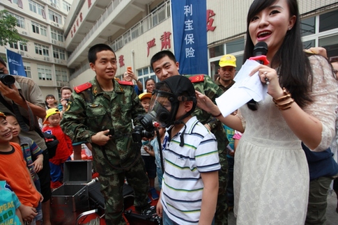 “六一”安全課堂：孩子，登云梯、接水帶、滅火盆你都會(huì)么？ ——利寶保險(xiǎn)在渝開展家庭安全體驗(yàn)活動(dòng)