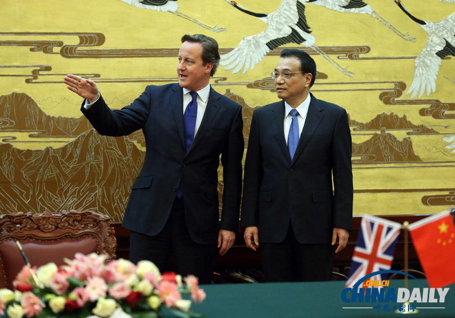 李克強(qiáng)與卡梅倫共同見證中英合作文件簽署