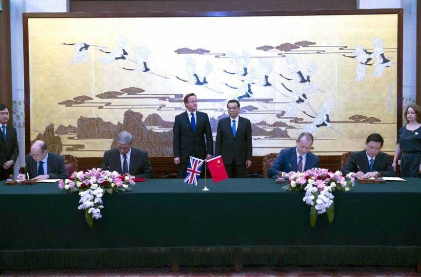 李克強(qiáng)與卡梅倫共同見證中英合作文件簽署