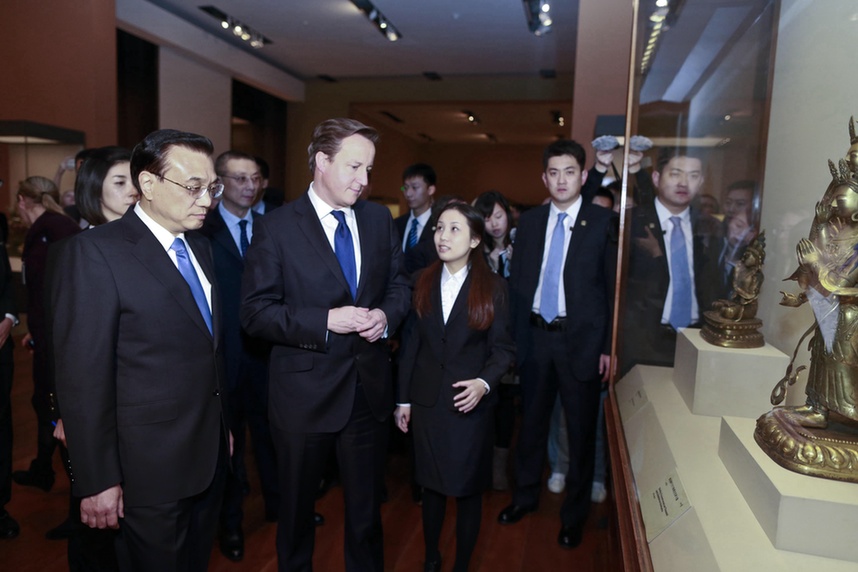 李克強(qiáng)陪同英國(guó)首相卡梅倫參觀國(guó)家博物館