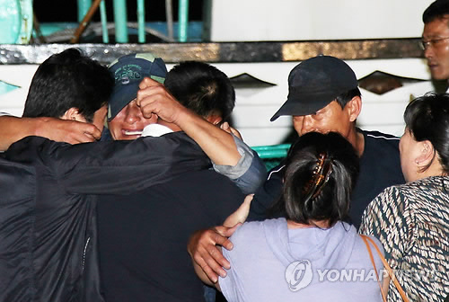 圖:韓國被釋漁船及全部船員安全抵韓 船員身體健康