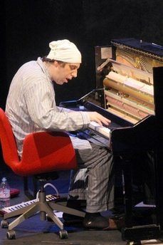 加鋼琴家創(chuàng)世界最長音樂會紀(jì)錄 27小時演奏300樂曲