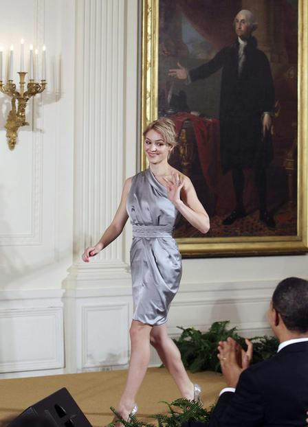 奧巴馬婦女節(jié)大贊美國(guó)女性 米歇爾現(xiàn)場(chǎng)“調(diào)教”丈夫