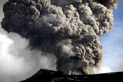 英國(guó)希斯羅機(jī)場(chǎng)關(guān)閉 冰島火山或影響歐洲數(shù)十年