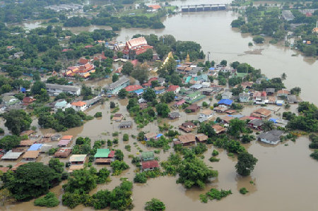 泰國(guó)洪水逼近曼谷市中心 59人死亡320萬(wàn)民眾受災(zāi)