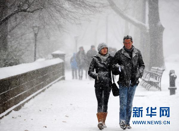 紐約遭暴風(fēng)雪襲擊 部分地區(qū)能見(jiàn)度為零