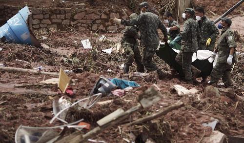 巴西泥石流已致658人死亡 忠誠狗狗堅守主人墳?zāi)? style=