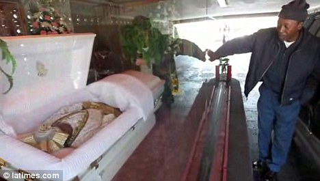 美國(guó)人推出“櫥窗葬禮” 親友可坐在車內(nèi)瞻仰遺容