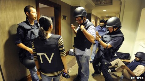 5名中國(guó)記者被困由利比亞政府軍把守的酒店(圖)