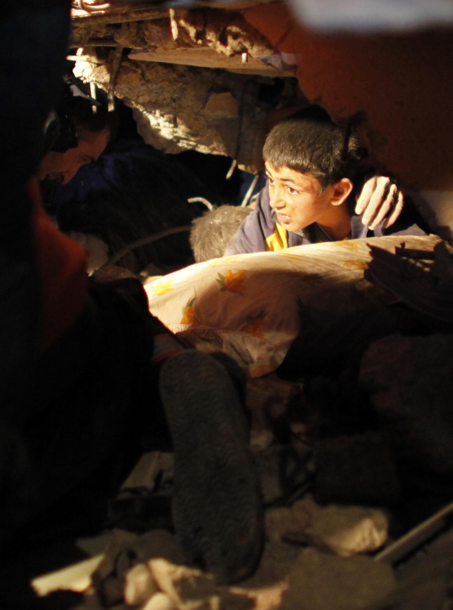 7.3級強(qiáng)震襲擊土耳其 200余人遇難上千建筑坍塌