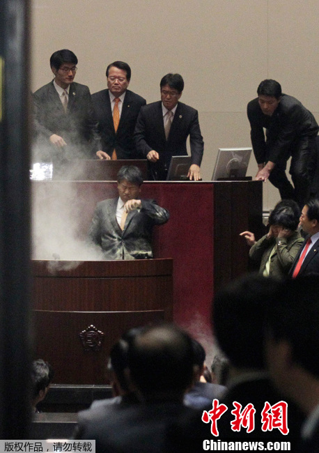 韓國會通過韓美自貿(mào)協(xié)定案 在野黨怒擲催淚彈