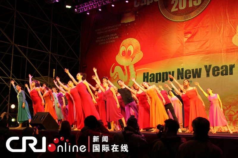 “歡樂春節(jié)”響徹羅馬 焰火表演照亮斗獸場