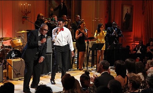 <BR>白宮音樂(lè)會(huì)見(jiàn)偶像 美國(guó)第一夫人尖叫難抑興奮之情