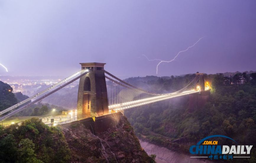 組圖:暴風(fēng)雨終結(jié)英國(guó)酷熱天氣 閃電驚心動(dòng)魄房屋受損