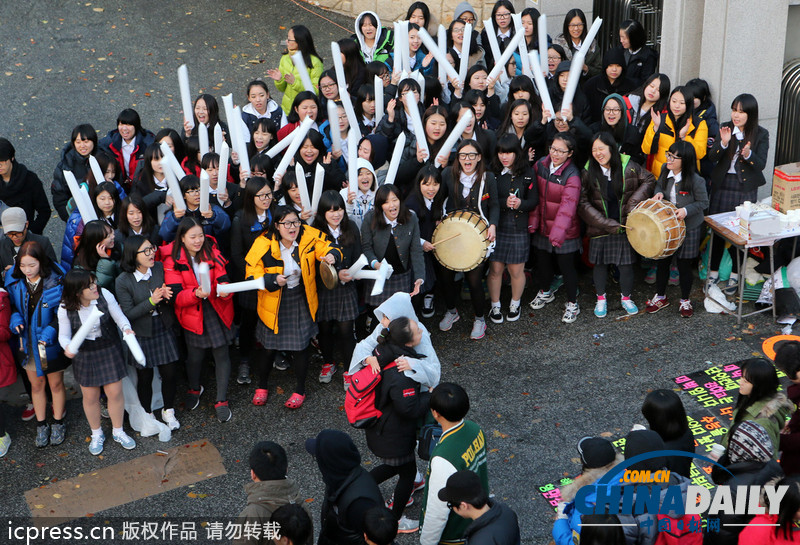 組圖：韓國高考今日舉行 學(xué)子跪地祈福警察騎摩托護(hù)送