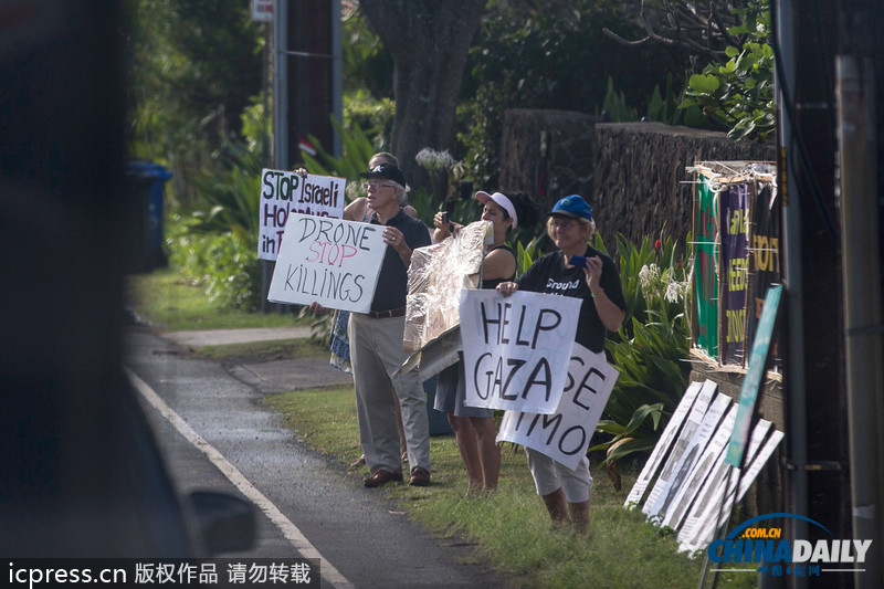 奧巴馬在夏威夷晨煉后乘車(chē)返回住所 遭遇夾道抗議