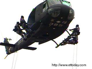 臺軍演練反劫持作戰(zhàn) “逃命車”首次亮相