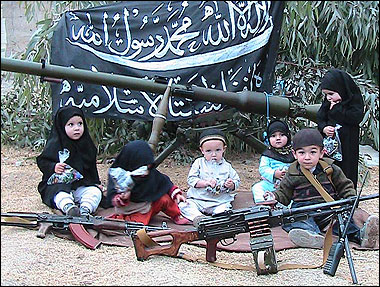 令人百感交集的照片 兒童拿AK-47當(dāng)玩具[圖]